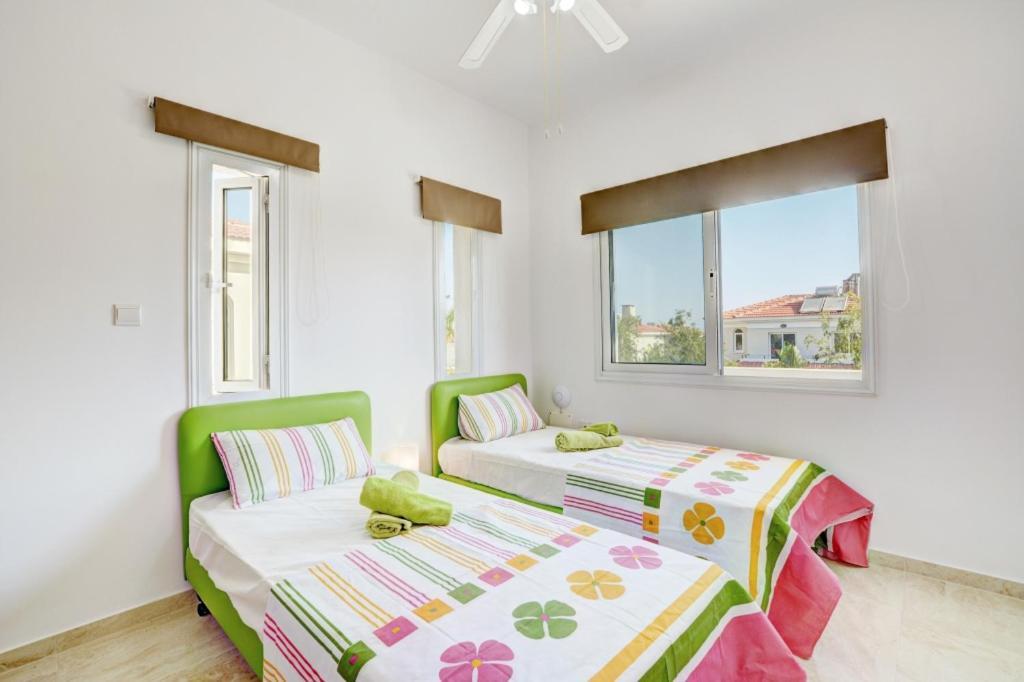 Villa Mario - 2Min Walk From Kapparis Beach Paralimni Exterior foto